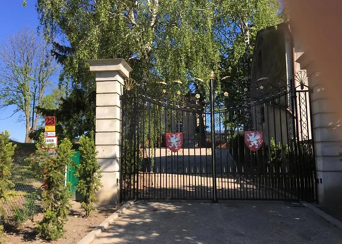 Palac Osowo Gostynskie Bed & Breakfast Gostyń